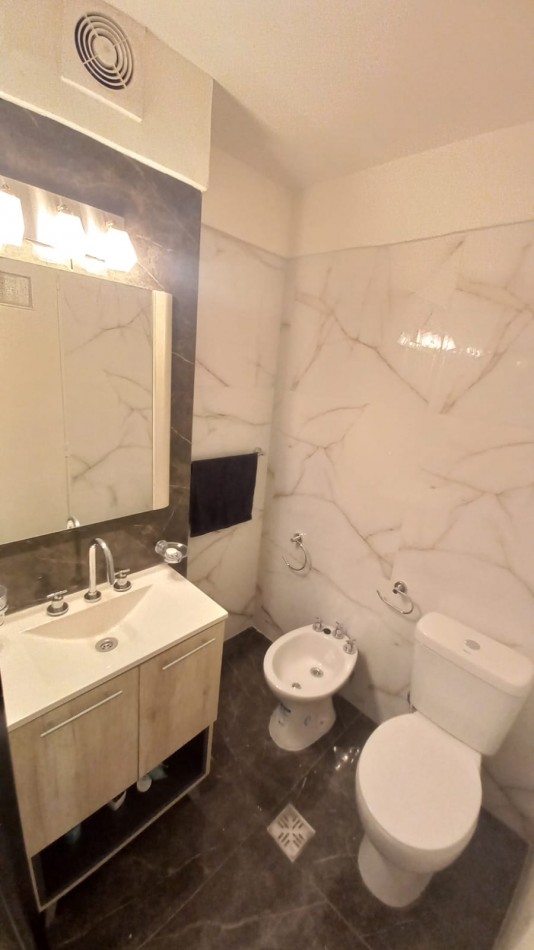 DEPARTAMENTO DE 2 AMBIENTES A LA CALLE MUY LUMINOSO EN EL CENTRO