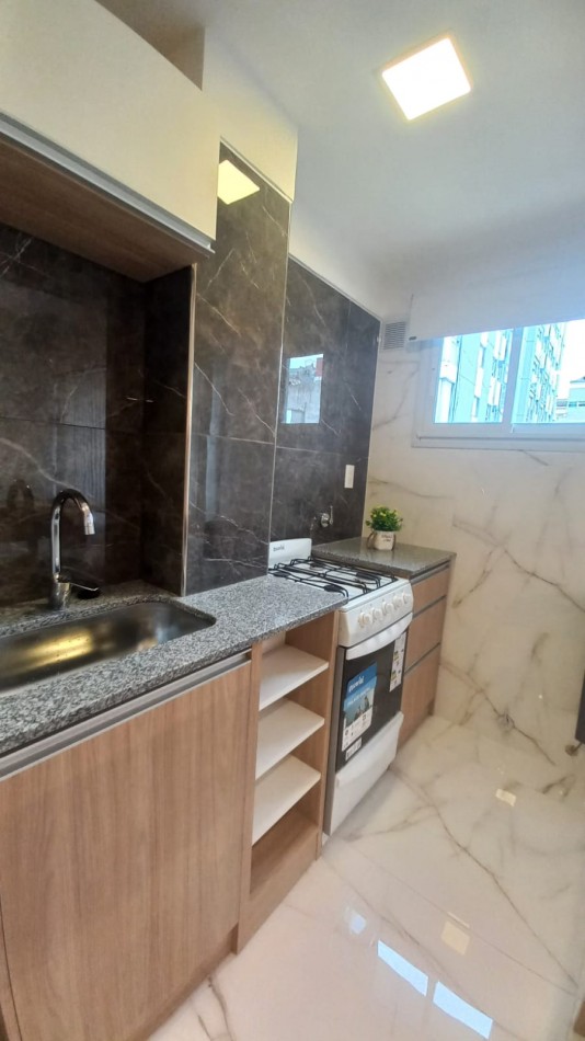 DEPARTAMENTO DE 2 AMBIENTES A LA CALLE MUY LUMINOSO EN EL CENTRO