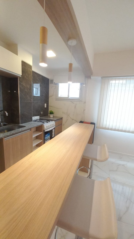 DEPARTAMENTO DE 2 AMBIENTES A LA CALLE MUY LUMINOSO EN EL CENTRO