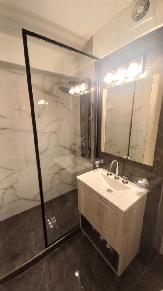 DEPARTAMENTO DE 2 AMBIENTES A LA CALLE MUY LUMINOSO EN EL CENTRO