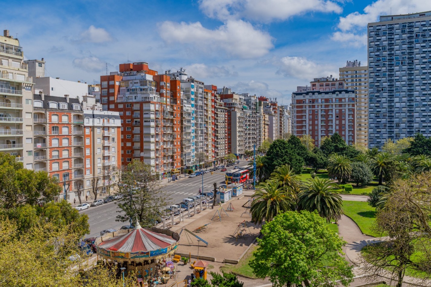 DEPARTAMENTO 3 AMB A LA CALLE CON BALCON FRANCES Y VISTA A PLAZA COLON