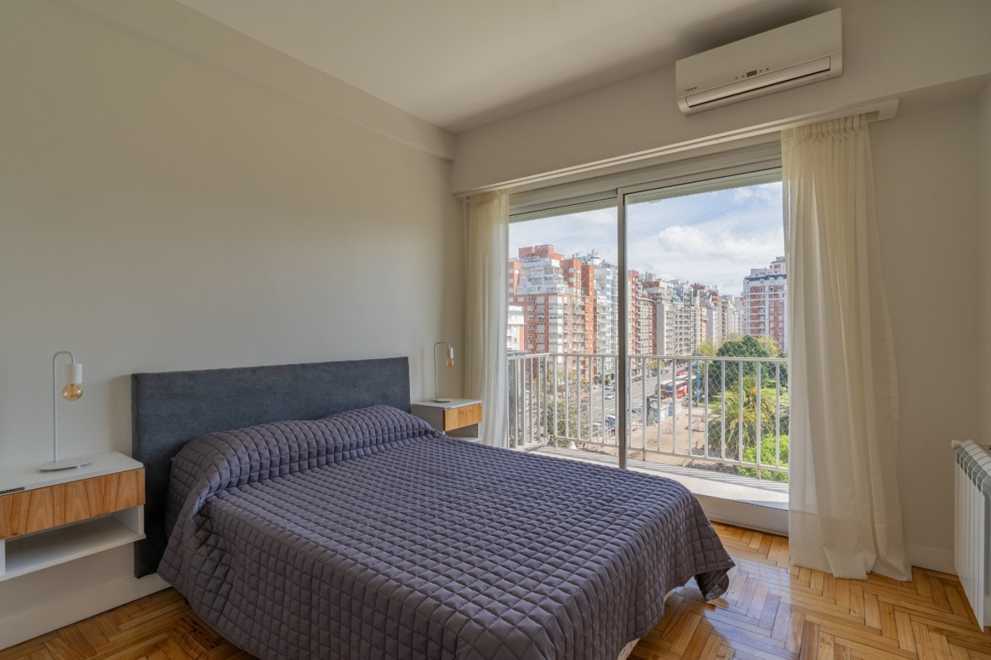 DEPARTAMENTO 3 AMB A LA CALLE CON BALCON FRANCES Y VISTA A PLAZA COLON