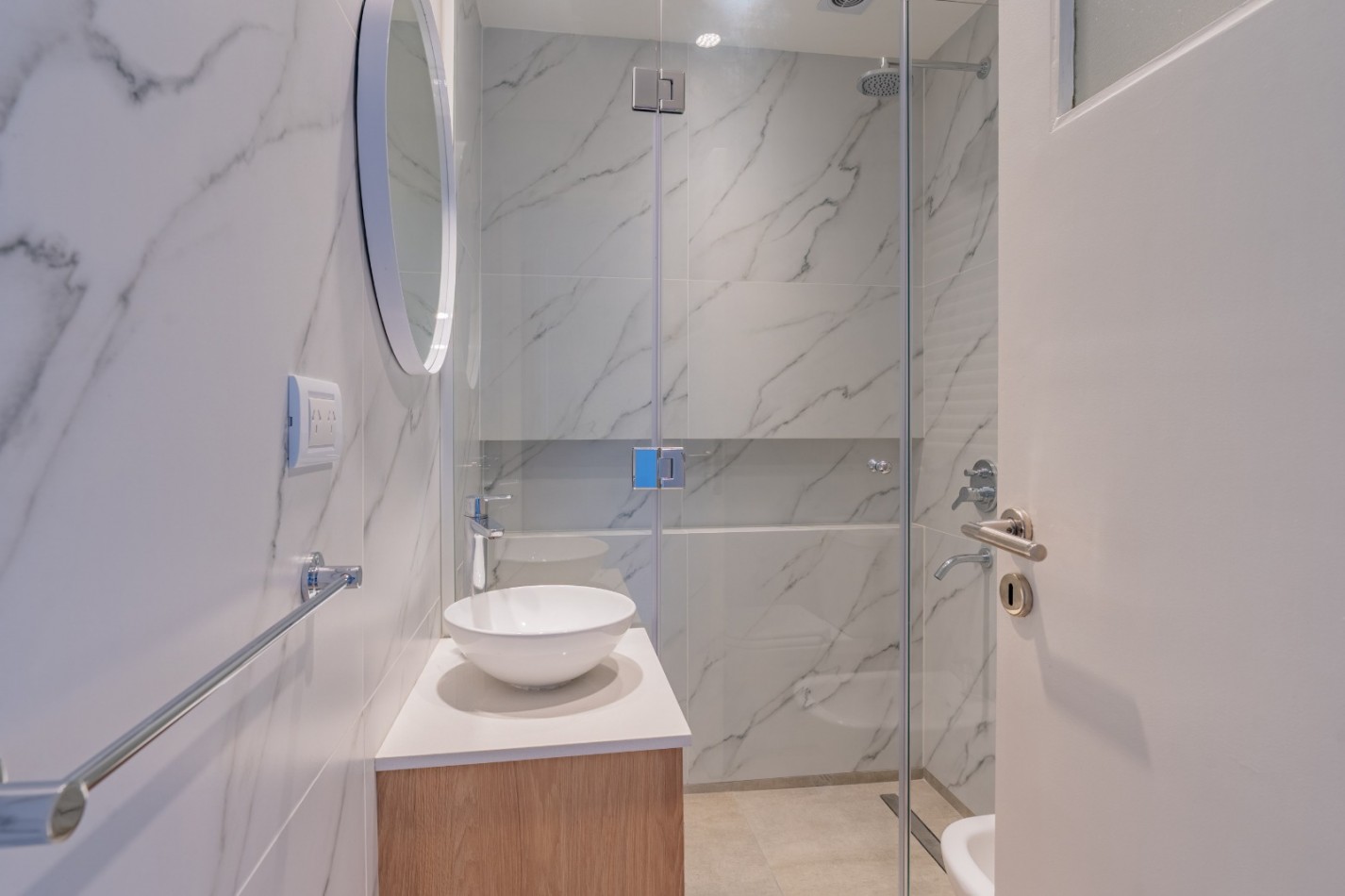 DEPARTAMENTO 3 AMB A LA CALLE CON BALCON FRANCES Y VISTA A PLAZA COLON