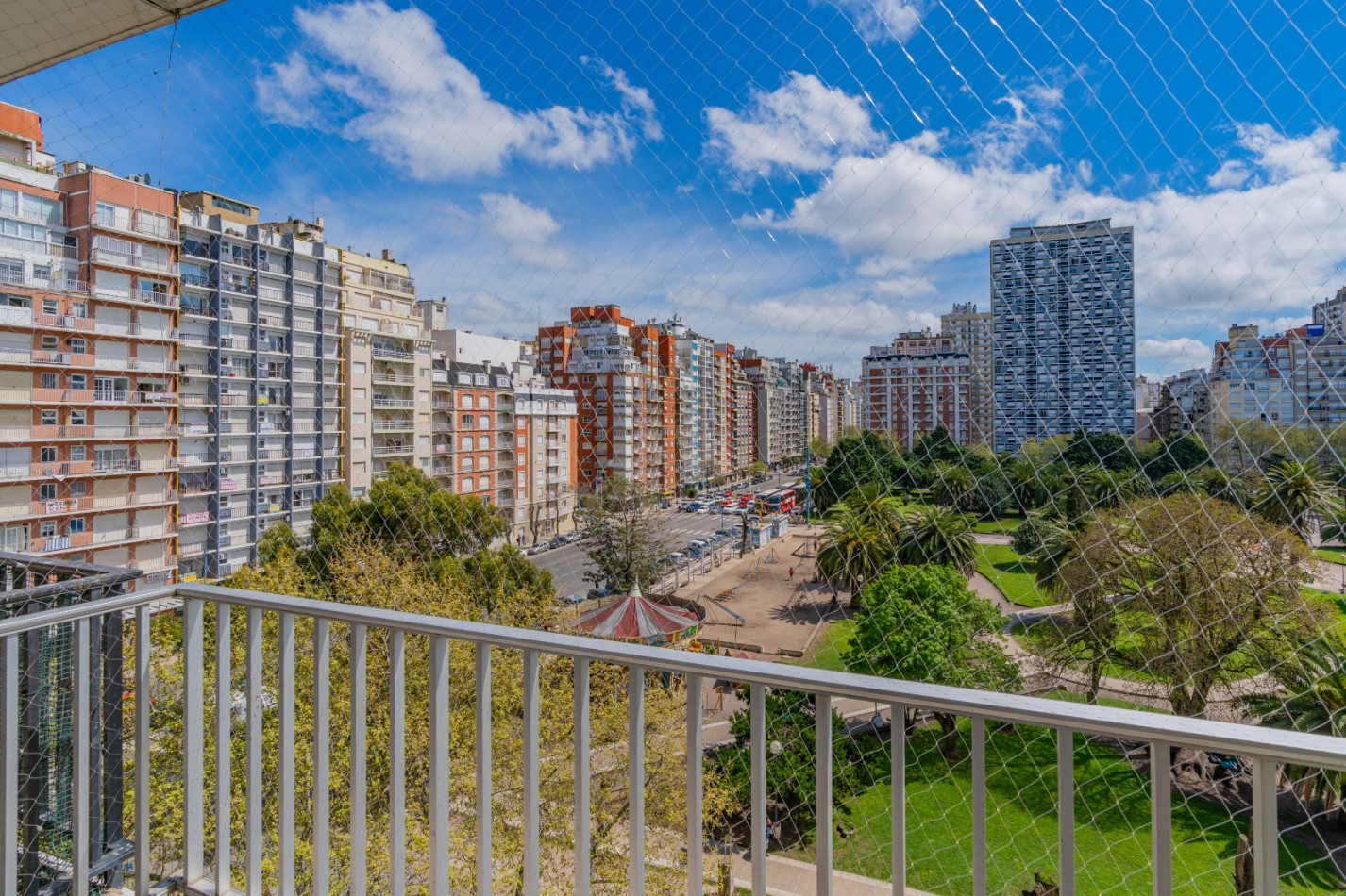 DEPARTAMENTO 3 AMB A LA CALLE CON BALCON FRANCES Y VISTA A PLAZA COLON