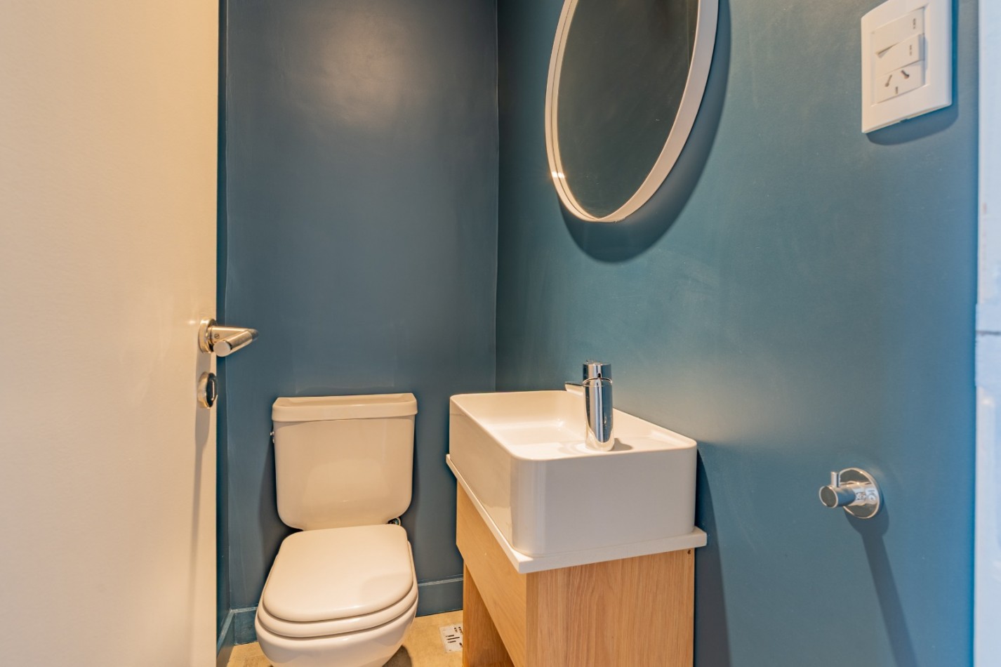 DEPARTAMENTO 3 AMB A LA CALLE CON BALCON FRANCES Y VISTA A PLAZA COLON