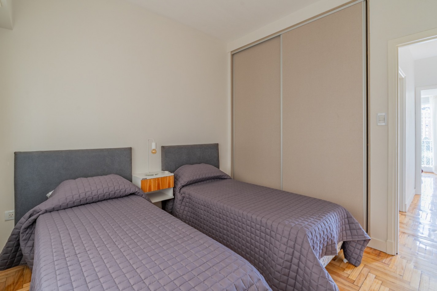 DEPARTAMENTO 3 AMB A LA CALLE CON BALCON FRANCES Y VISTA A PLAZA COLON