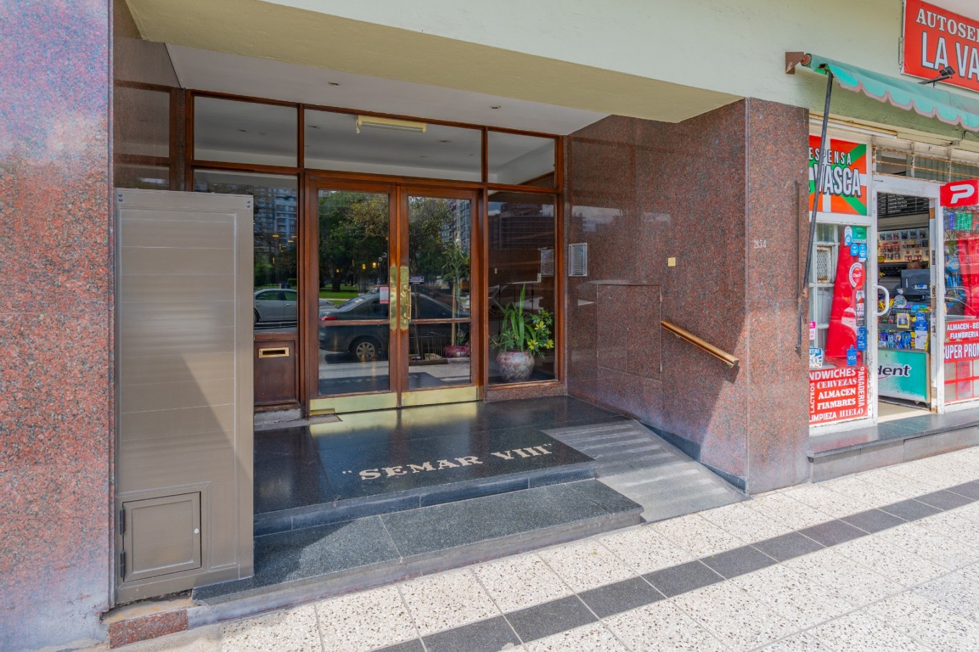 DEPARTAMENTO 3 AMB A LA CALLE CON BALCON FRANCES Y VISTA A PLAZA COLON