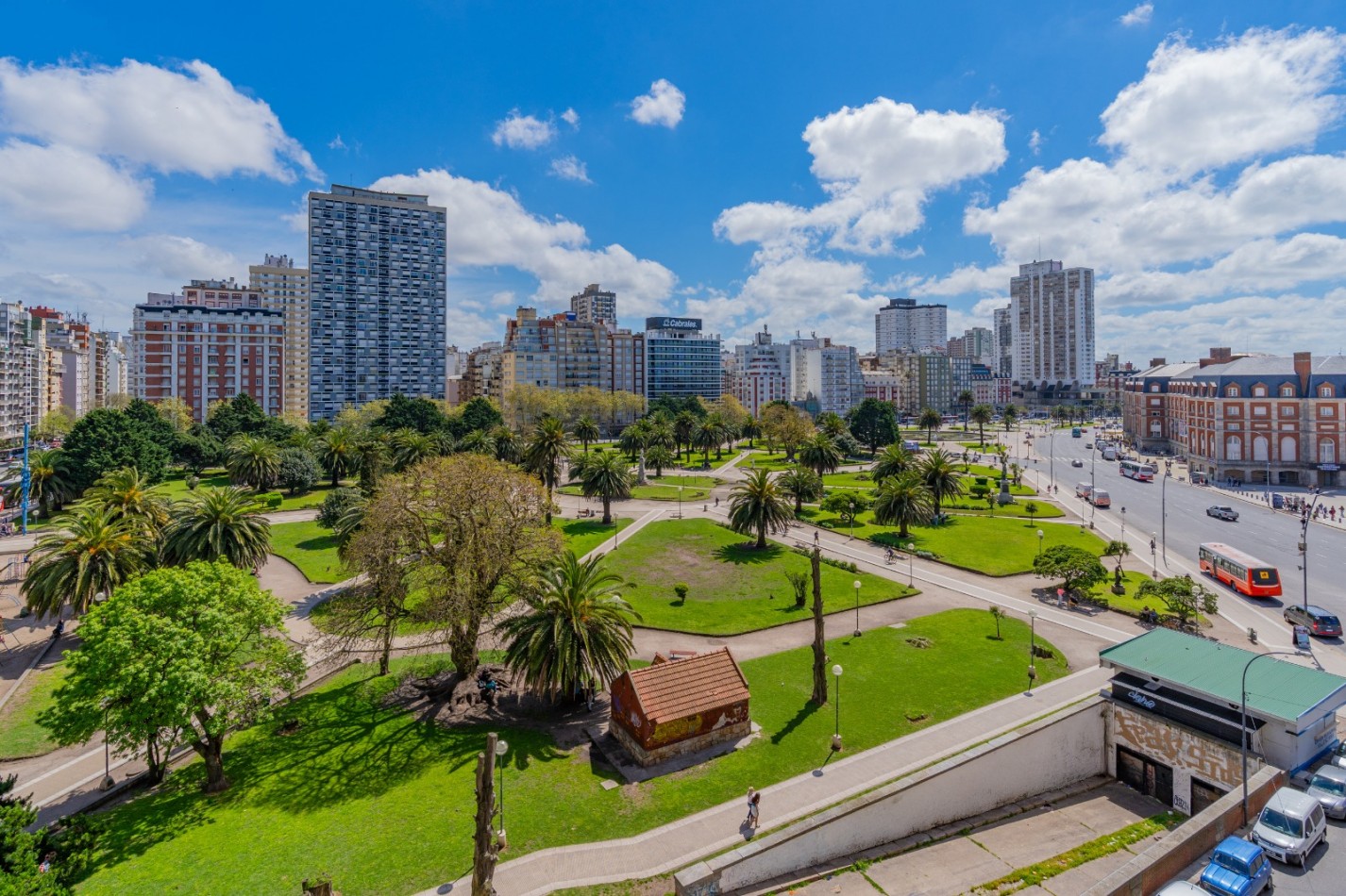 DEPARTAMENTO 3 AMB A LA CALLE CON BALCON FRANCES Y VISTA A PLAZA COLON