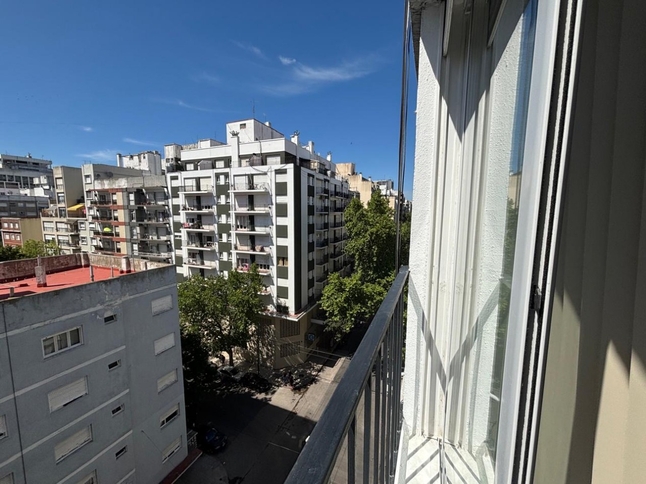 DEPARTAMENTO 2 AMBIENTES A LA CALLE CON BALCON FRANCES EN PLAZA COLON