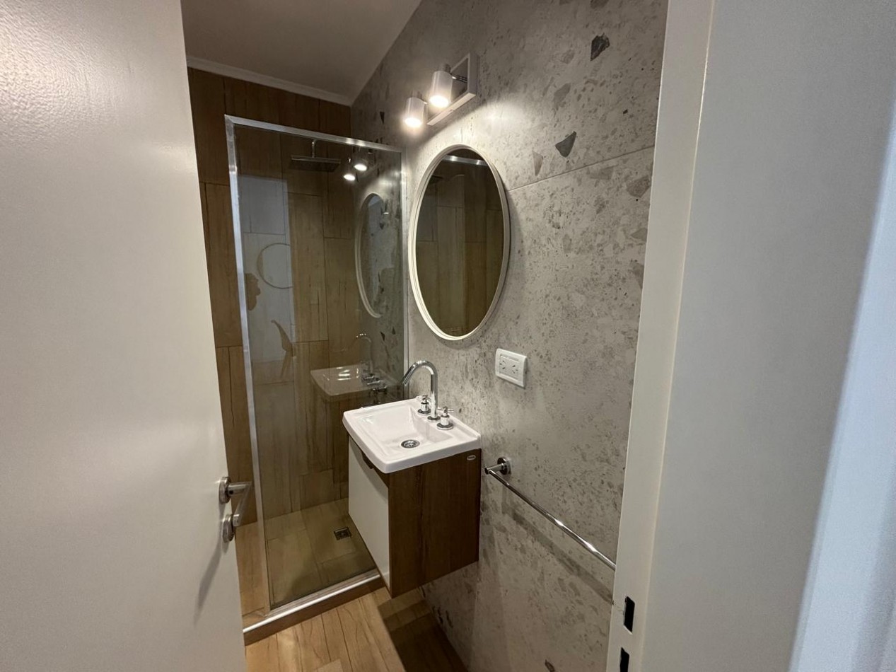 DEPARTAMENTO 2 AMBIENTES A LA CALLE CON BALCON FRANCES EN PLAZA COLON