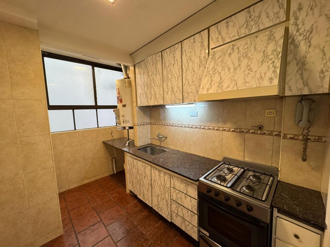 DEPARTAMENTO DE 3 AMB CON DEPENDENCIA DE SERVICIO AL CONTRAFRENTE EN PLAZA COLON. APTO CREDITO