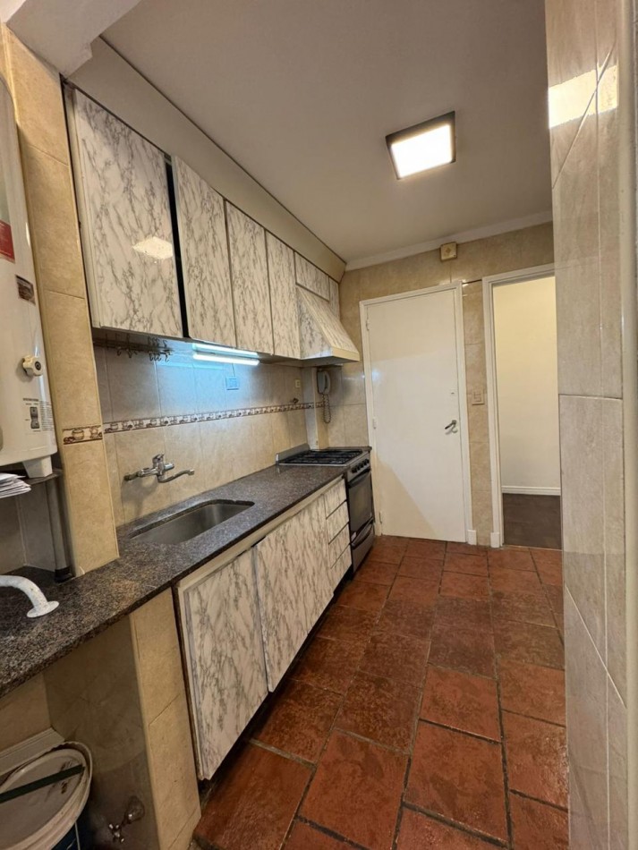 DEPARTAMENTO DE 3 AMB CON DEPENDENCIA DE SERVICIO AL CONTRAFRENTE EN PLAZA COLON. APTO CREDITO