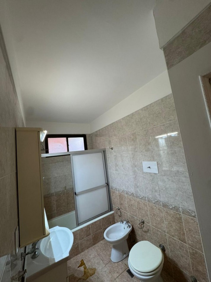 DEPARTAMENTO DE 3 AMB CON DEPENDENCIA DE SERVICIO AL CONTRAFRENTE EN PLAZA COLON. APTO CREDITO