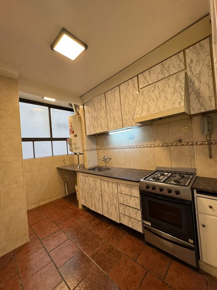 DEPARTAMENTO DE 3 AMB CON DEPENDENCIA DE SERVICIO AL CONTRAFRENTE EN PLAZA COLON. APTO CREDITO