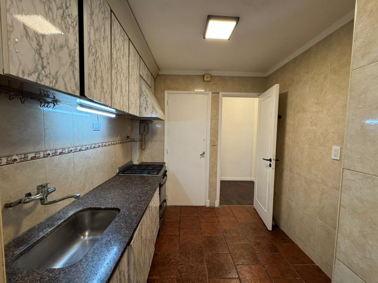 DEPARTAMENTO DE 3 AMB CON DEPENDENCIA DE SERVICIO AL CONTRAFRENTE EN PLAZA COLON. APTO CREDITO