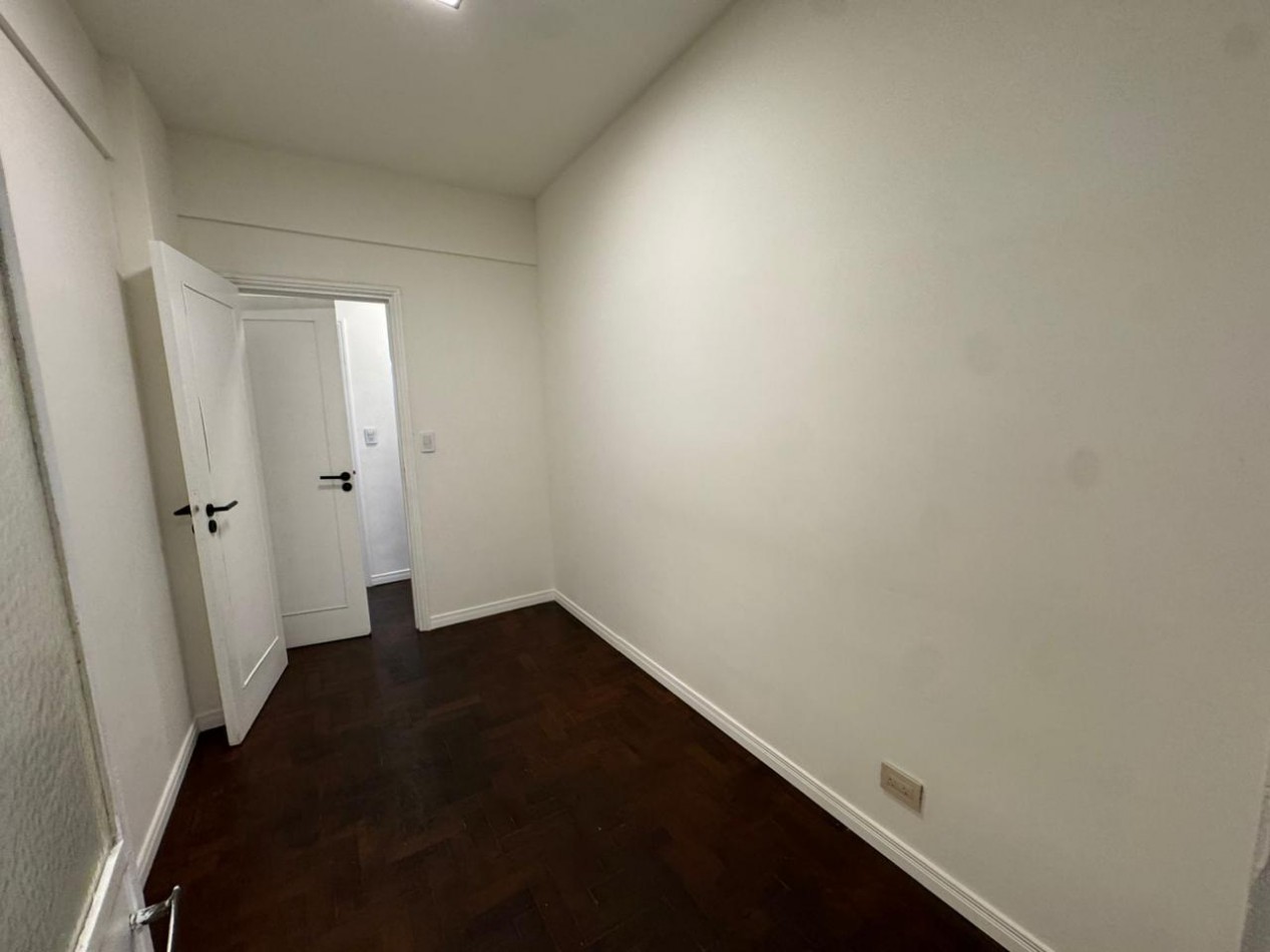 DEPARTAMENTO DE 3 AMB CON DEPENDENCIA DE SERVICIO AL CONTRAFRENTE EN PLAZA COLON. APTO CREDITO