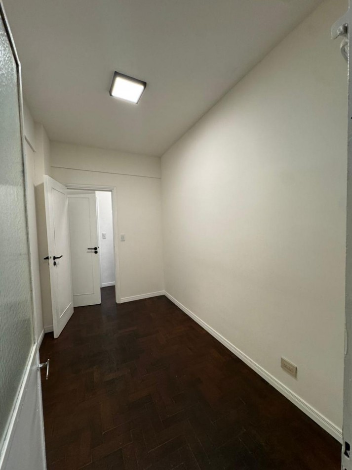 DEPARTAMENTO DE 3 AMB CON DEPENDENCIA DE SERVICIO AL CONTRAFRENTE EN PLAZA COLON. APTO CREDITO