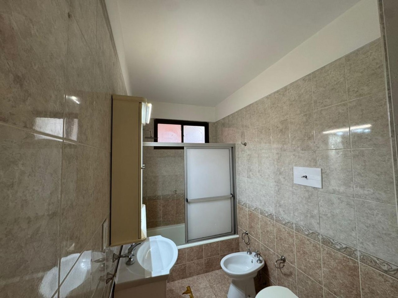 DEPARTAMENTO DE 3 AMB CON DEPENDENCIA DE SERVICIO AL CONTRAFRENTE EN PLAZA COLON. APTO CREDITO