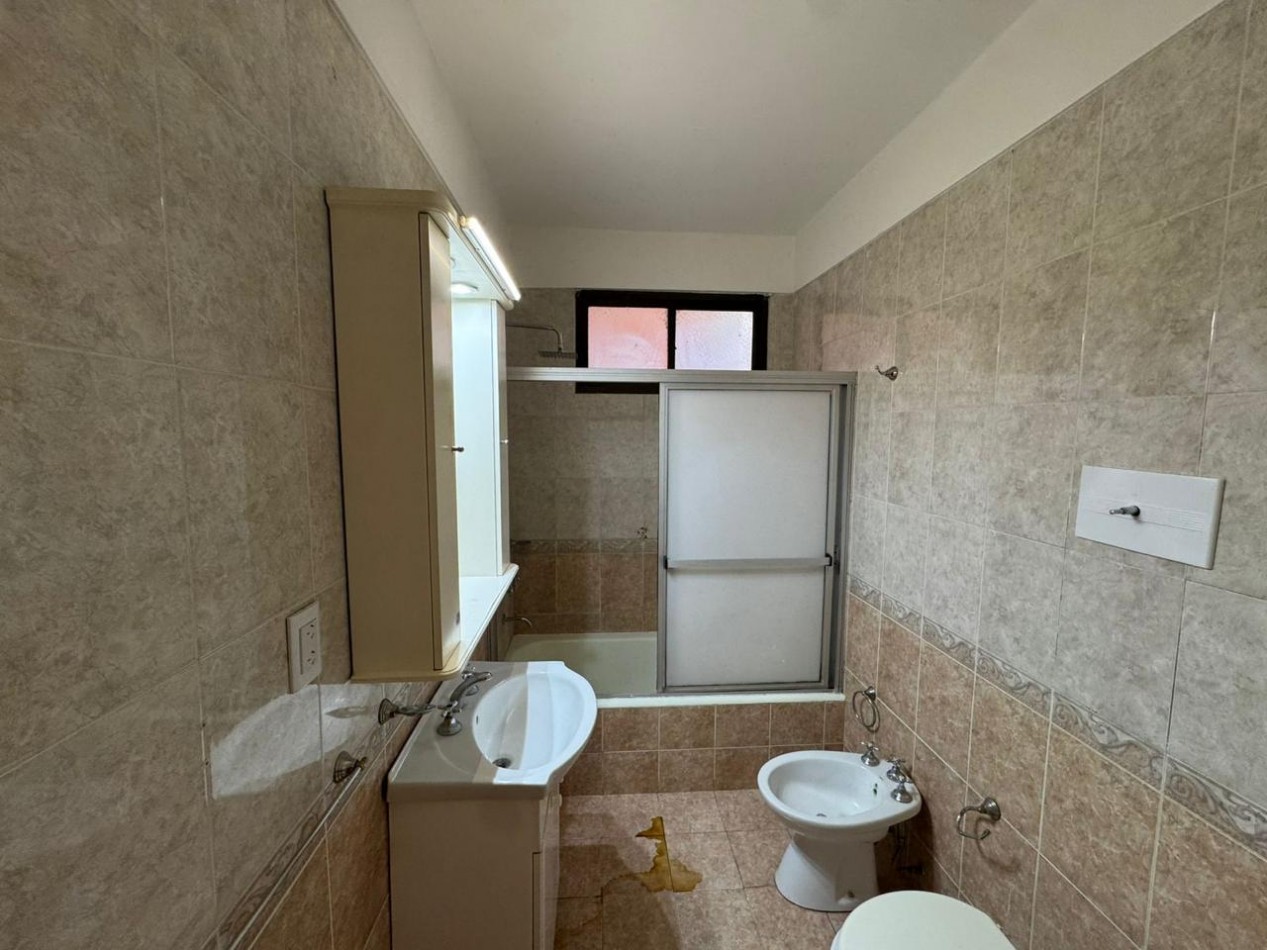 DEPARTAMENTO DE 3 AMB CON DEPENDENCIA DE SERVICIO AL CONTRAFRENTE EN PLAZA COLON. APTO CREDITO