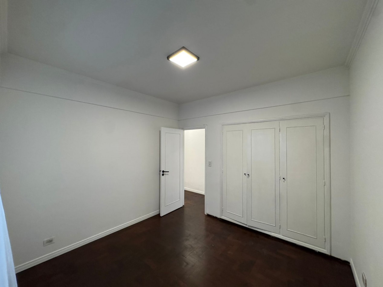 DEPARTAMENTO DE 3 AMB CON DEPENDENCIA DE SERVICIO AL CONTRAFRENTE EN PLAZA COLON. APTO CREDITO