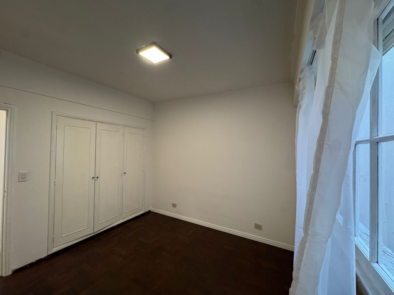 DEPARTAMENTO DE 3 AMB CON DEPENDENCIA DE SERVICIO AL CONTRAFRENTE EN PLAZA COLON. APTO CREDITO