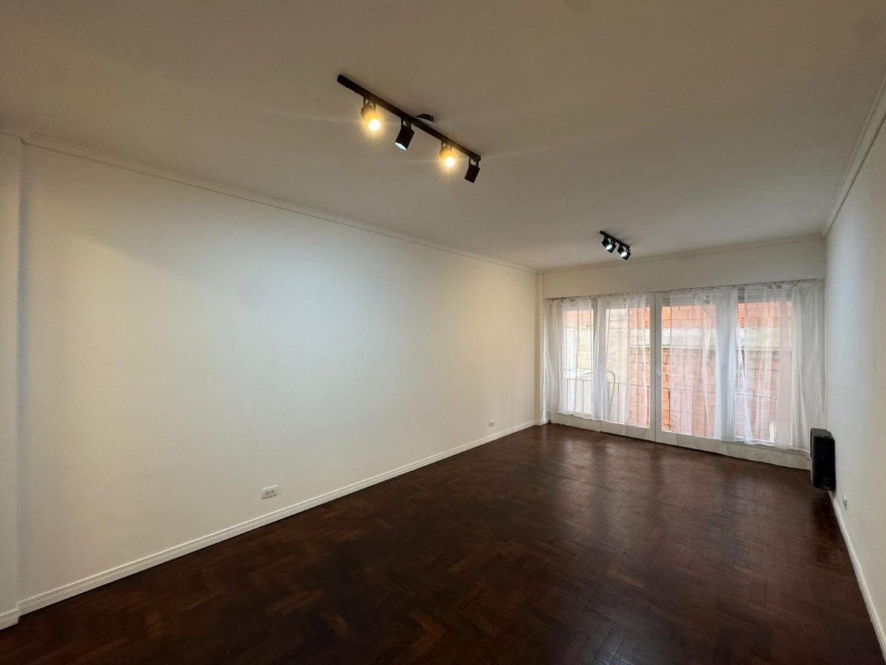 DEPARTAMENTO DE 3 AMB CON DEPENDENCIA DE SERVICIO AL CONTRAFRENTE EN PLAZA COLON. APTO CREDITO