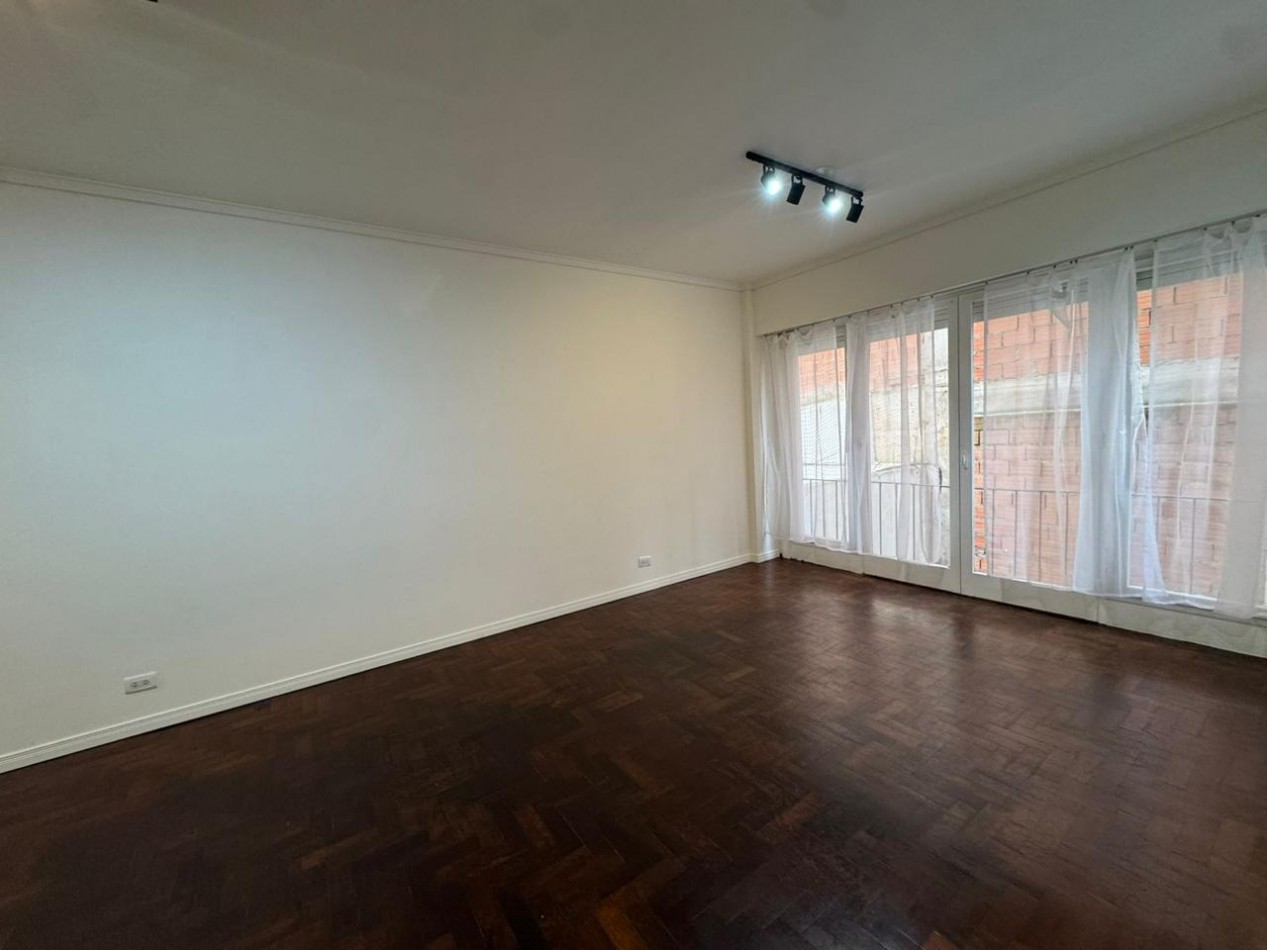 DEPARTAMENTO DE 3 AMB CON DEPENDENCIA DE SERVICIO AL CONTRAFRENTE EN PLAZA COLON. APTO CREDITO