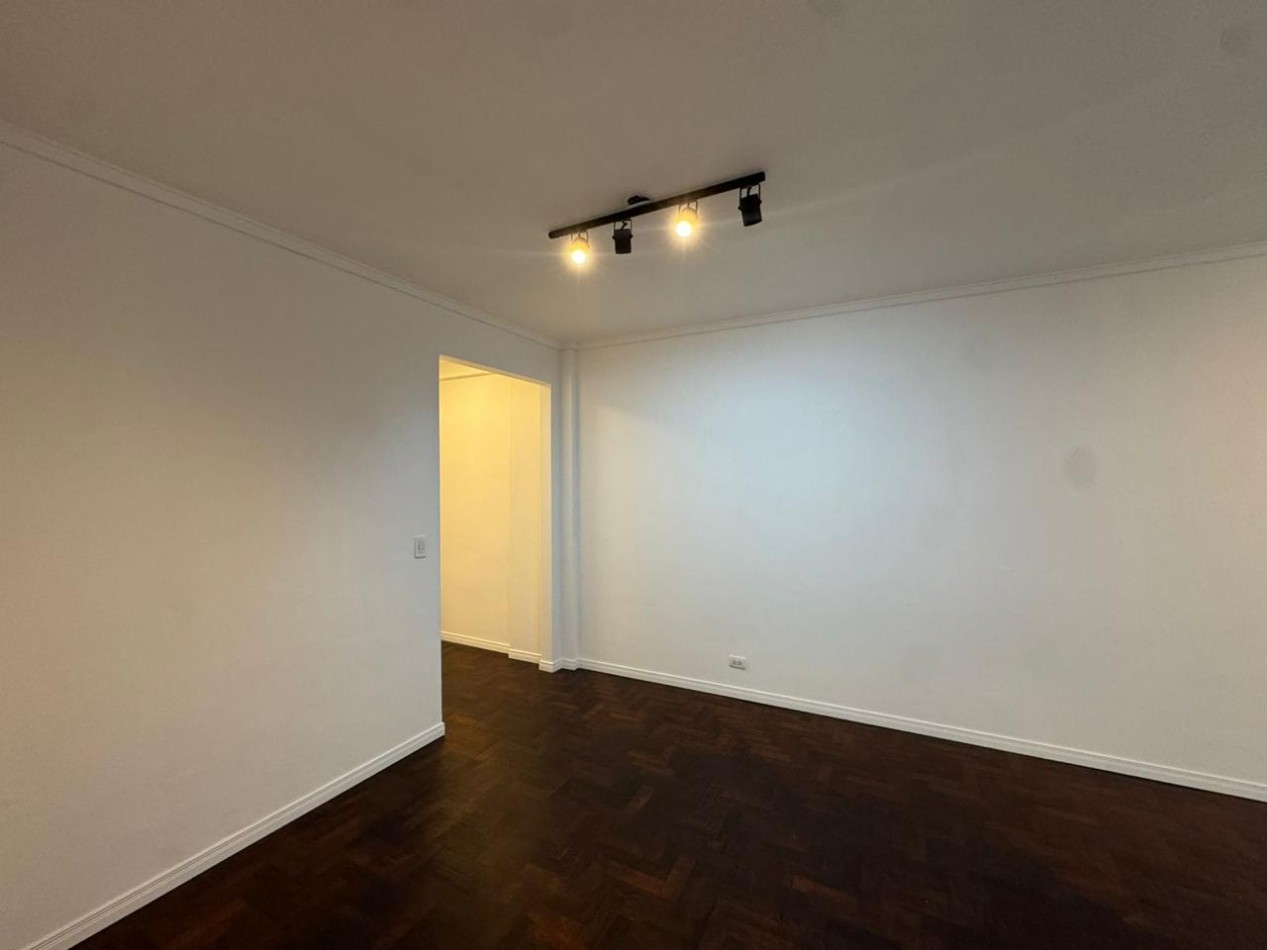 DEPARTAMENTO DE 3 AMB CON DEPENDENCIA DE SERVICIO AL CONTRAFRENTE EN PLAZA COLON. APTO CREDITO