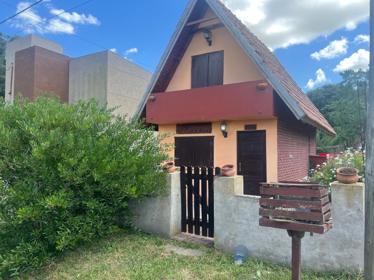 CASA ALPINA DE 3 AMBIENTES CON PATIO EN SANTA ELENA