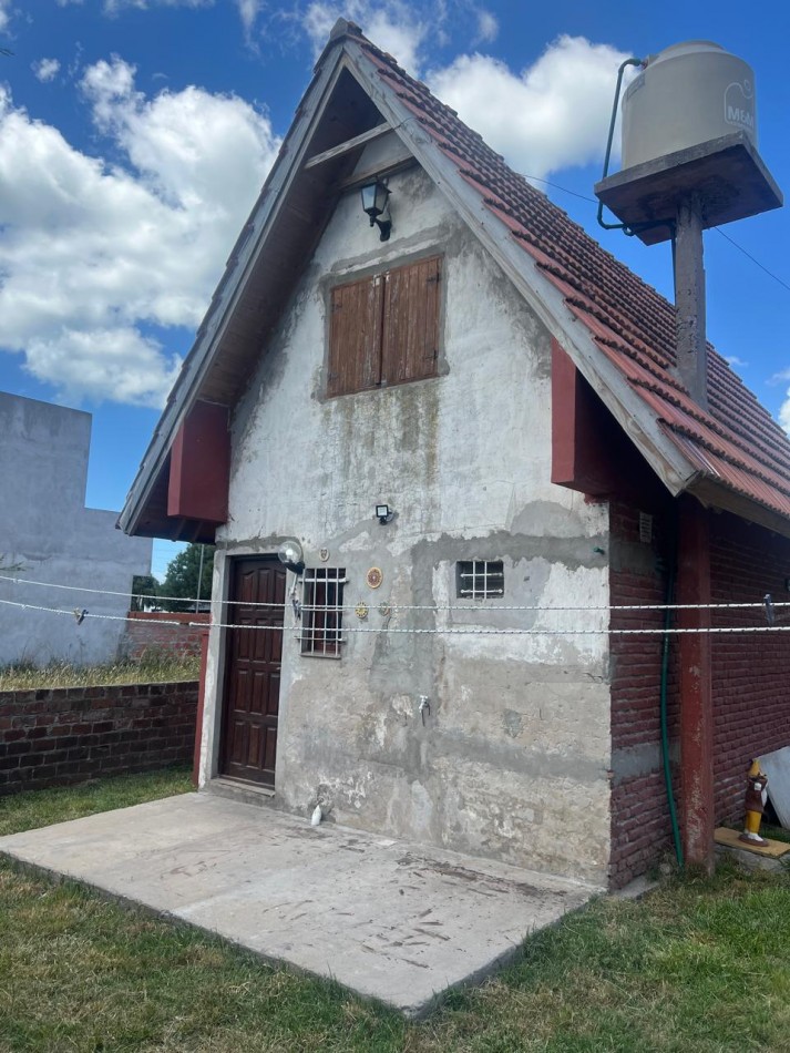 CASA ALPINA DE 3 AMBIENTES CON PATIO EN SANTA ELENA