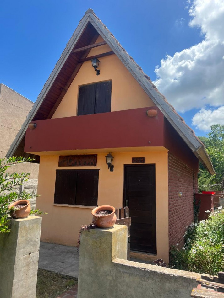 CASA ALPINA DE 3 AMBIENTES CON PATIO EN SANTA ELENA