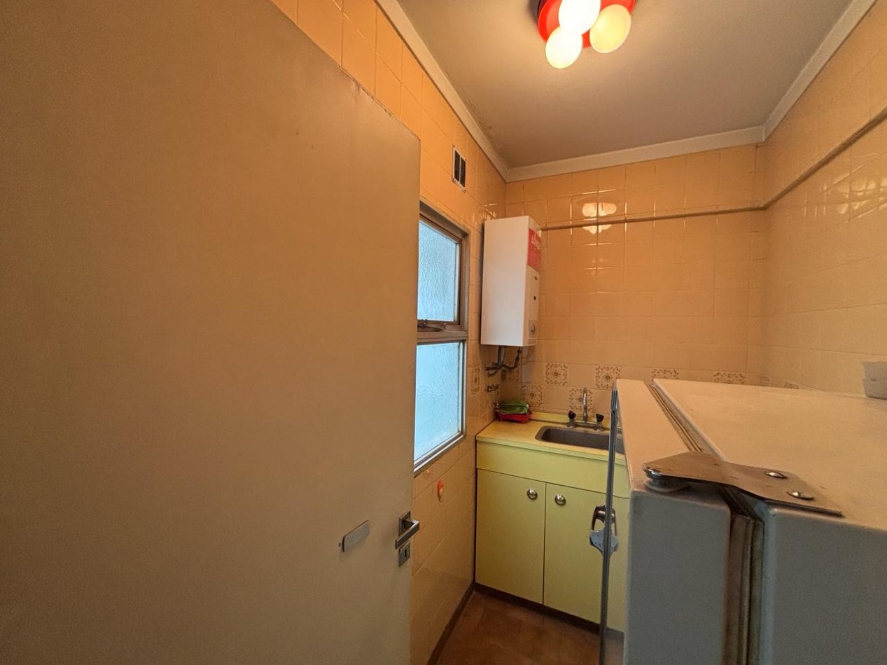 DEPARTAMENTO 1 AMBIENTE CON BALCON FRANCES EN ESTADO ORIGINAL EN PLAZA MITRE