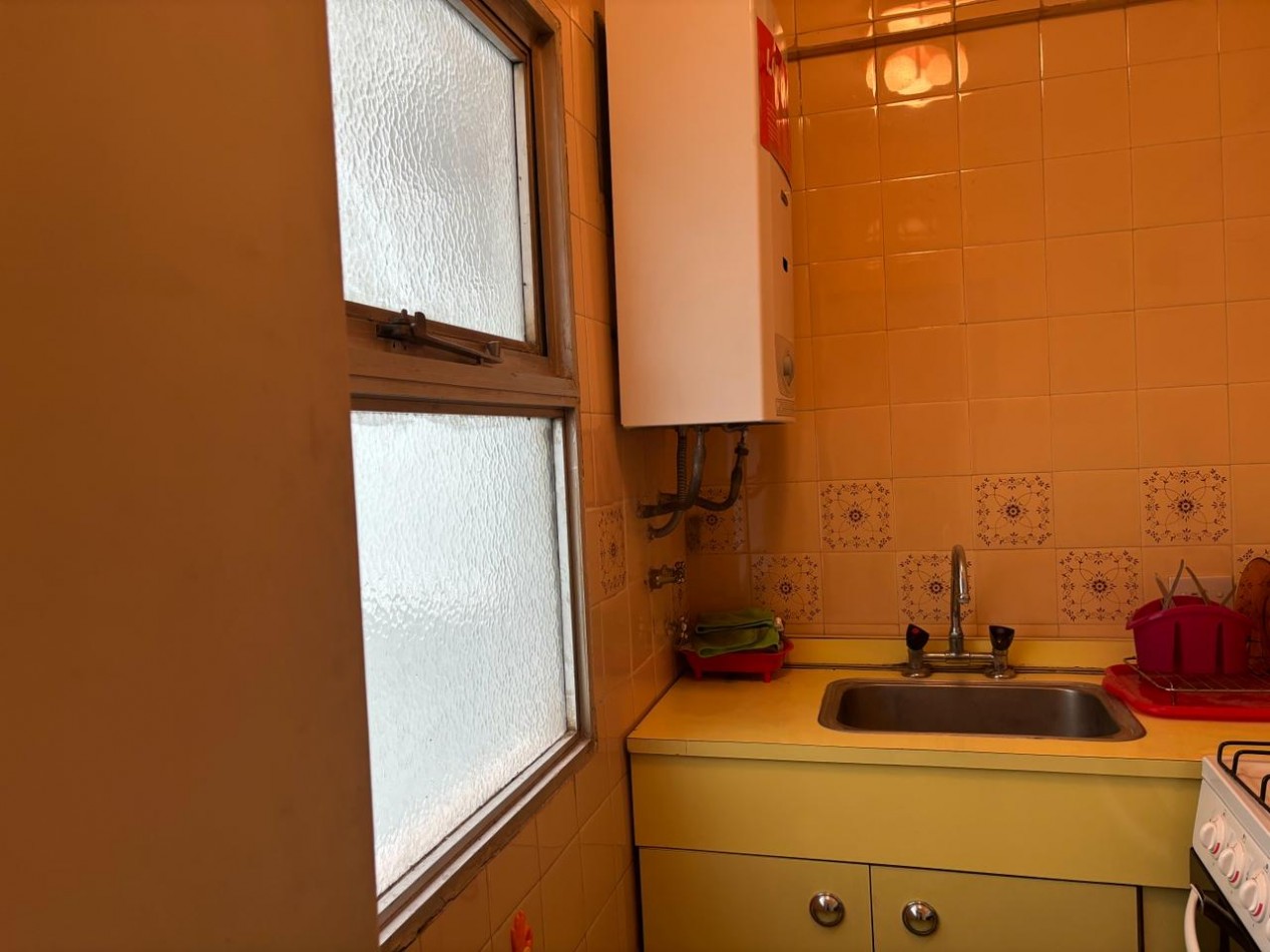 DEPARTAMENTO 1 AMBIENTE CON BALCON FRANCES EN ESTADO ORIGINAL EN PLAZA MITRE