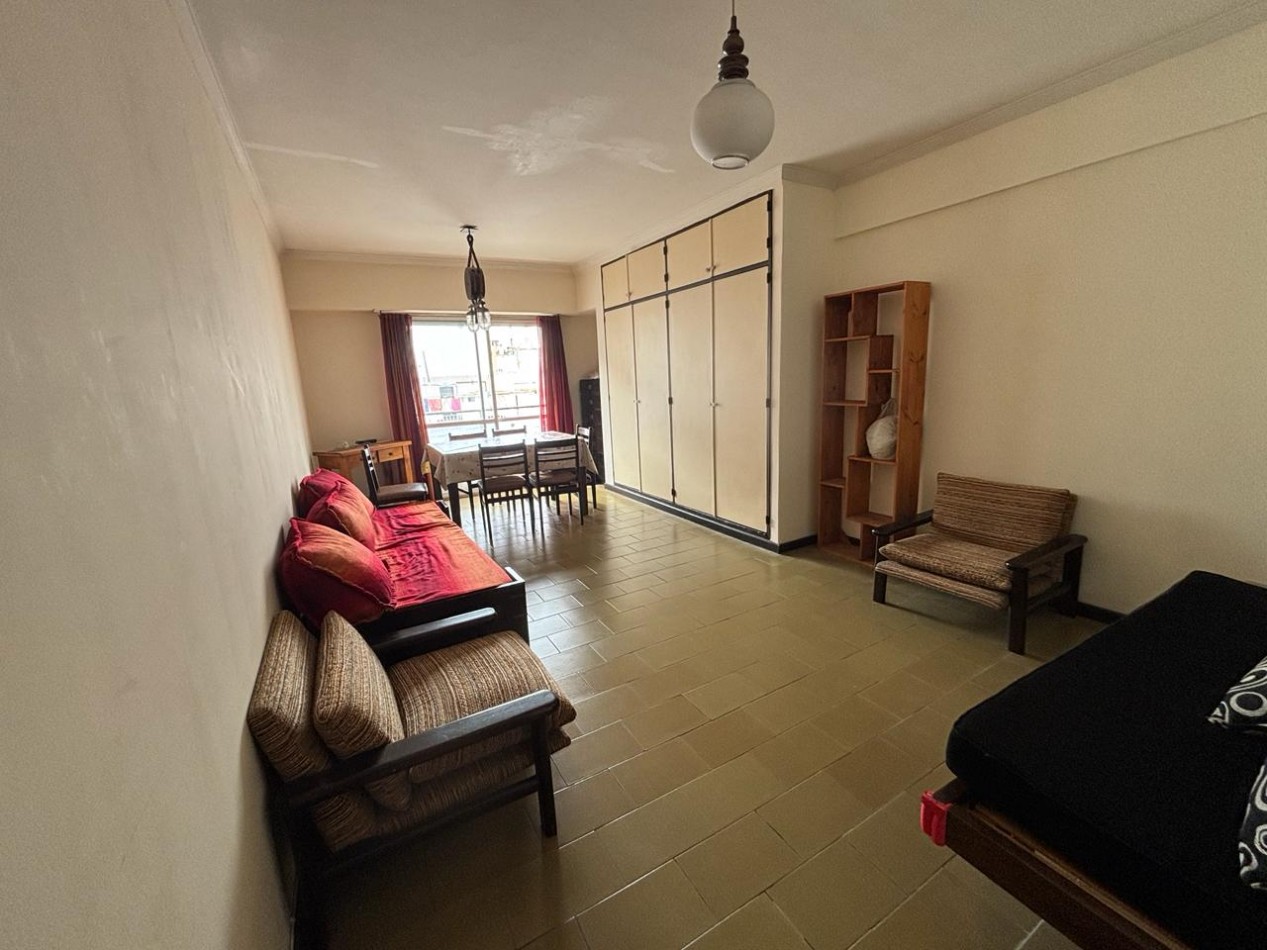 DEPARTAMENTO 1 AMBIENTE CON BALCON FRANCES EN ESTADO ORIGINAL EN PLAZA MITRE