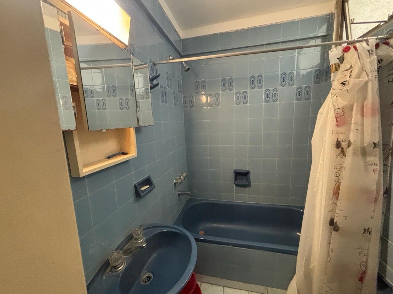 DEPARTAMENTO 1 AMBIENTE CON BALCON FRANCES EN ESTADO ORIGINAL EN PLAZA MITRE