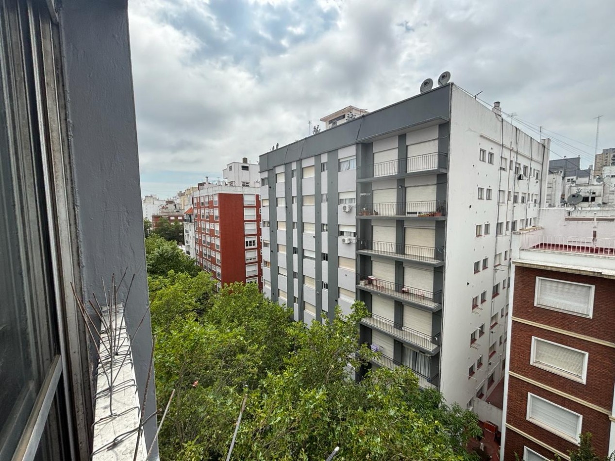 DEPARTAMENTO 1 AMBIENTE CON BALCON FRANCES EN ESTADO ORIGINAL EN PLAZA MITRE