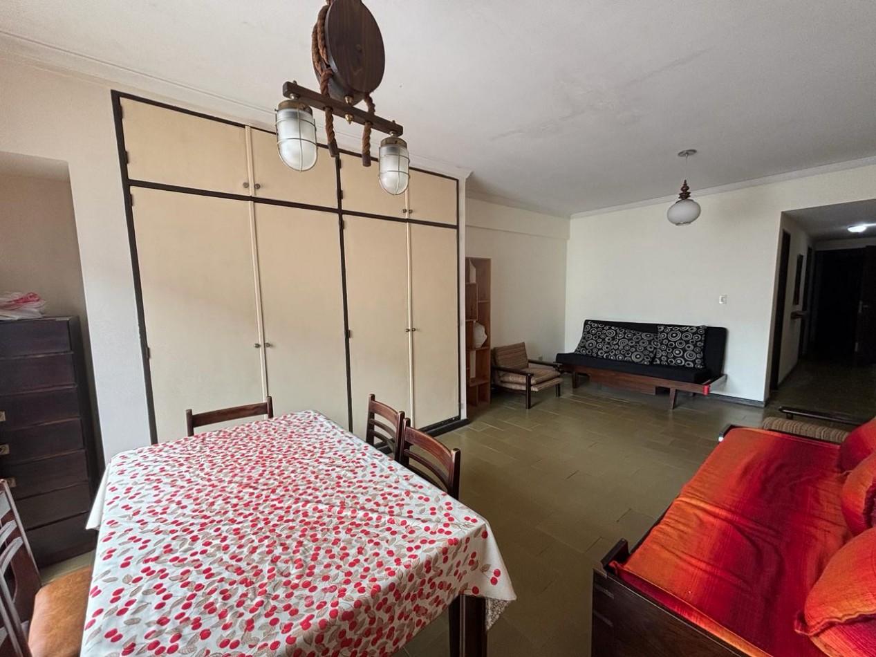 DEPARTAMENTO 1 AMBIENTE CON BALCON FRANCES EN ESTADO ORIGINAL EN PLAZA MITRE