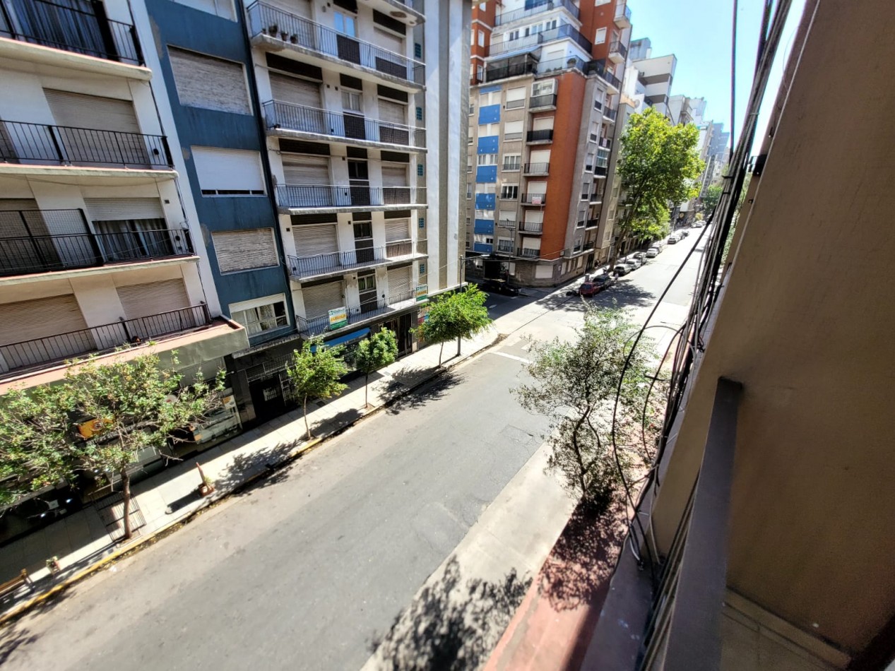 DEPARTAMENTO 1 AMBIENTE AL FRENTE CON BALCON SALIENTE EN PLAZA COLON