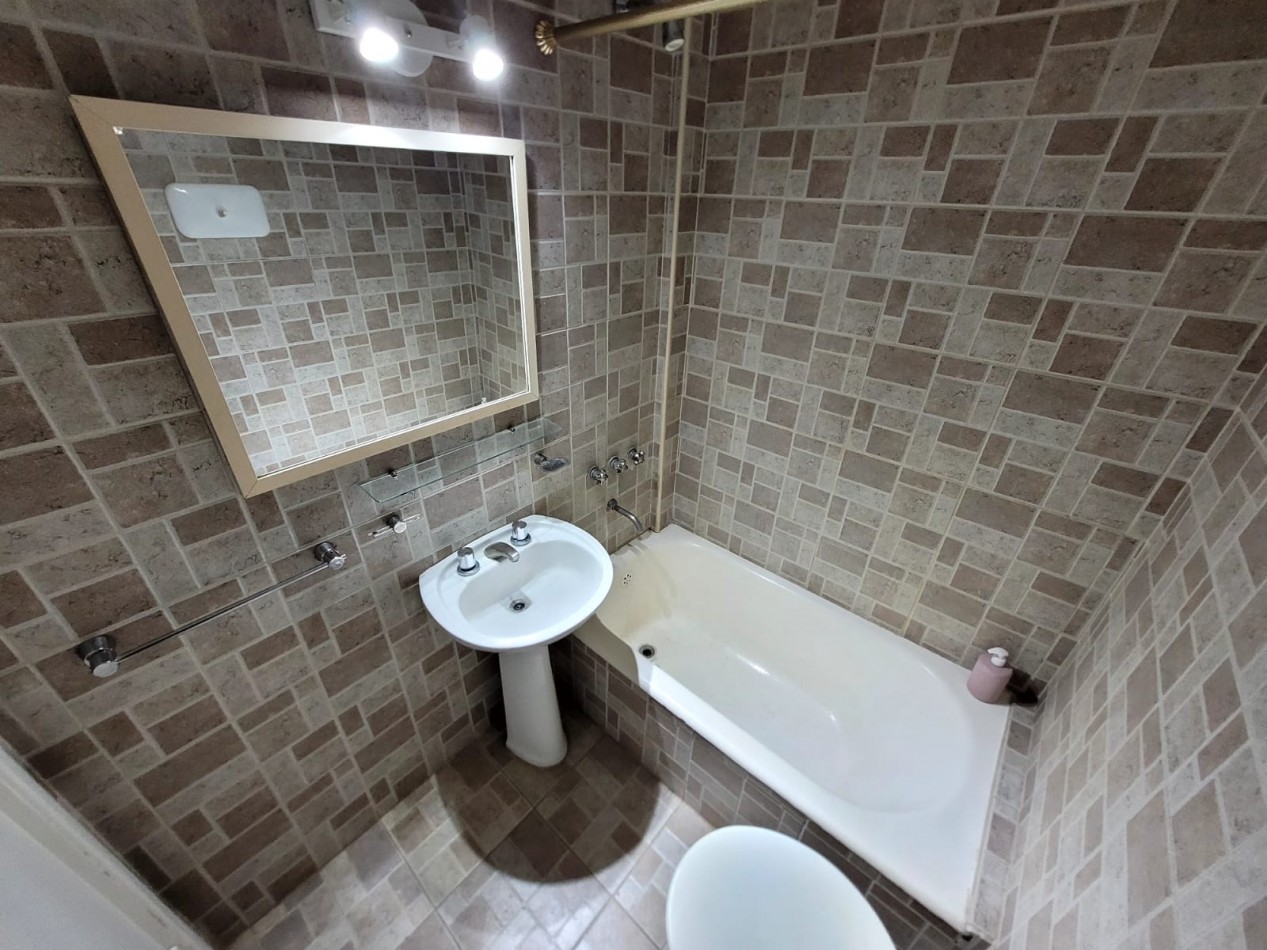 DEPARTAMENTO 1 AMBIENTE AL FRENTE CON BALCON SALIENTE EN PLAZA COLON