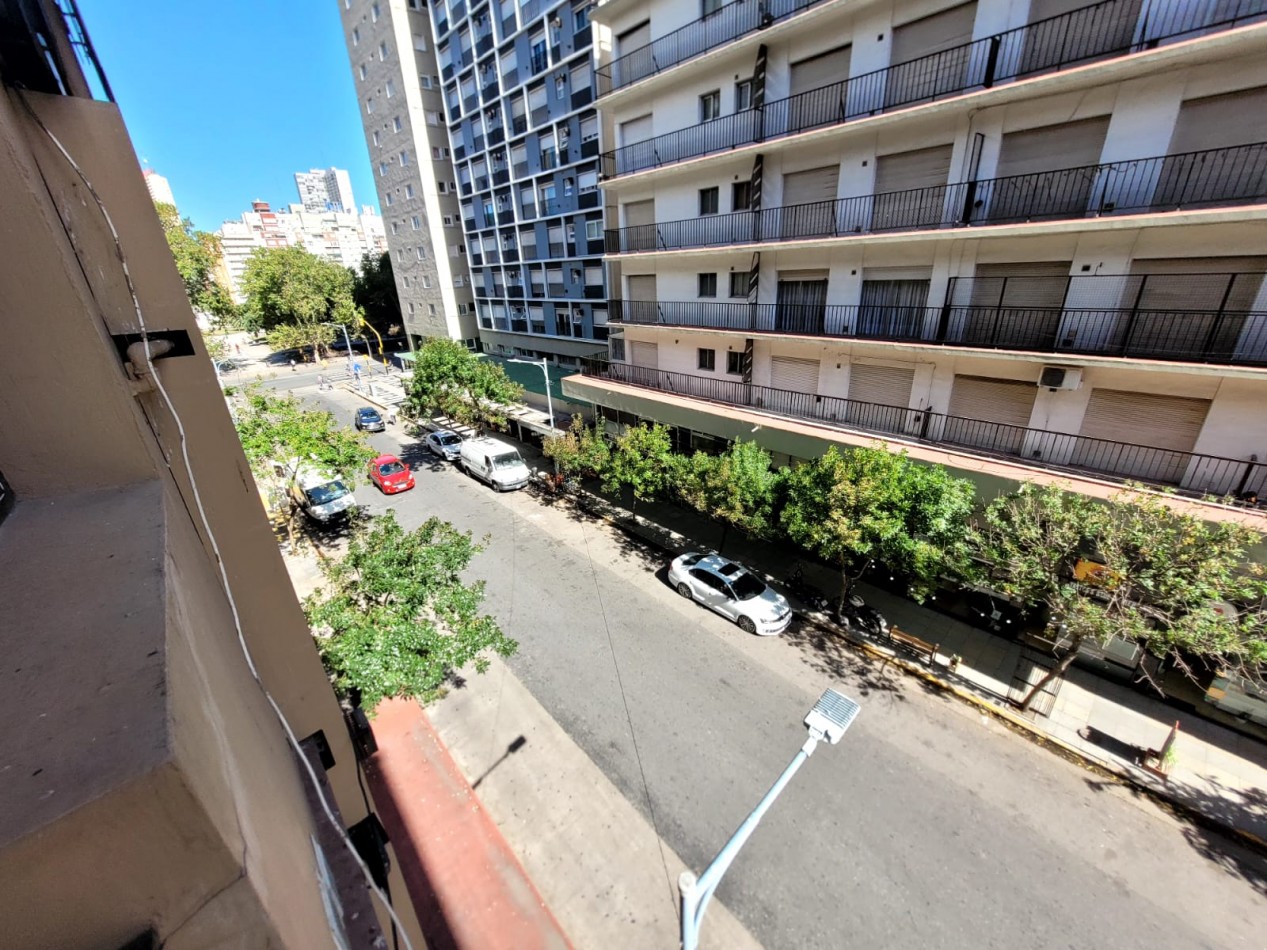 DEPARTAMENTO 1 AMBIENTE AL FRENTE CON BALCON SALIENTE EN PLAZA COLON
