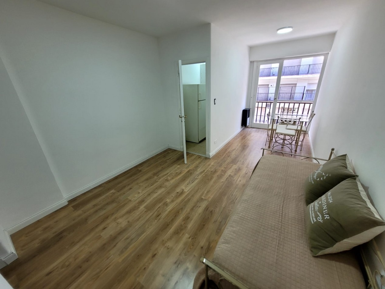 DEPARTAMENTO 1 AMBIENTE AL FRENTE CON BALCON SALIENTE EN PLAZA COLON