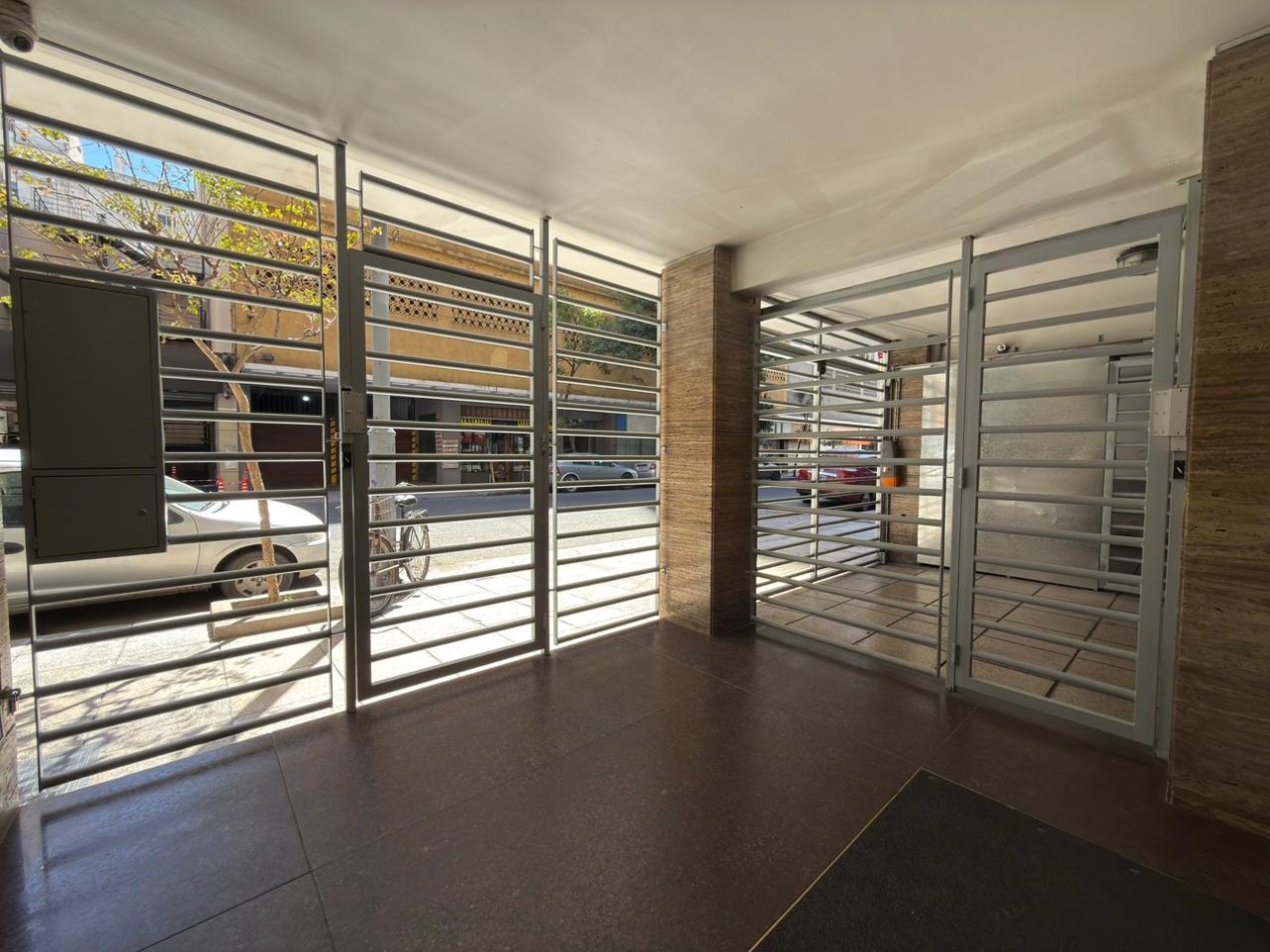 DEPARTAMENTO 1 AMBIENTE CON BALCON SALIENTE A LA CALLE EN PLAZA COLON