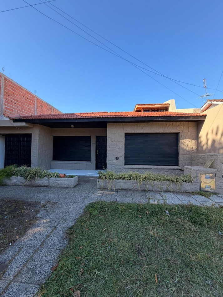 CHALET 4 AMB CON PARQUE Y GARAJE SOBRE LOTE DE 234M2