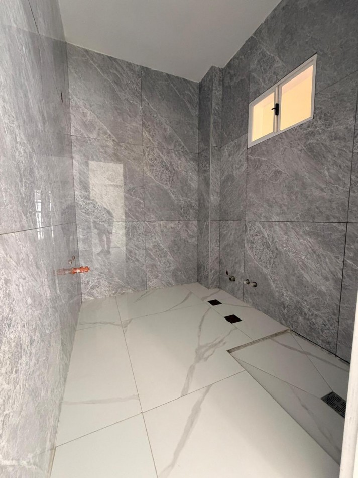 CHALET 4 AMB CON PARQUE Y GARAJE SOBRE LOTE DE 234M2