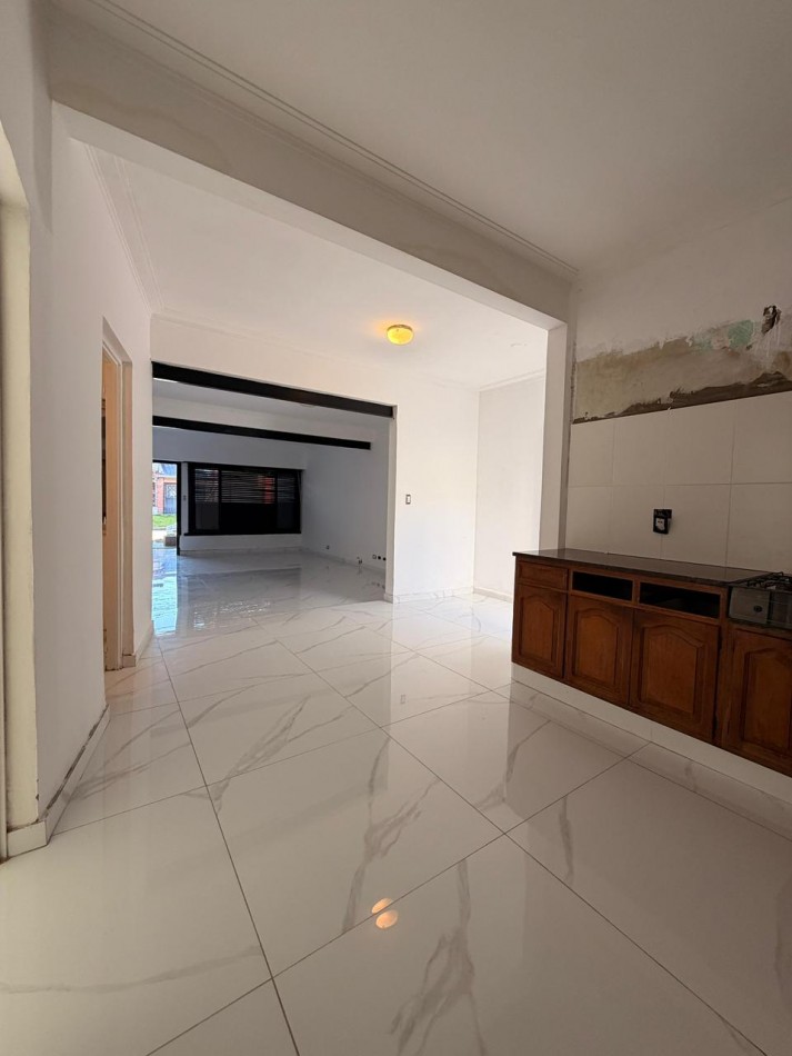 CHALET 4 AMB CON PARQUE Y GARAJE SOBRE LOTE DE 234M2