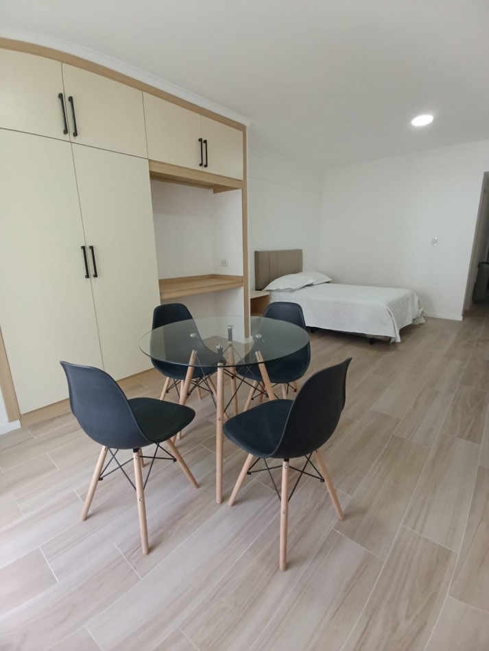 DEPARTAMENTO 1 AMBIENTE AL FRENTE CON BALCON SALIENTE EN PLAZA MITRE