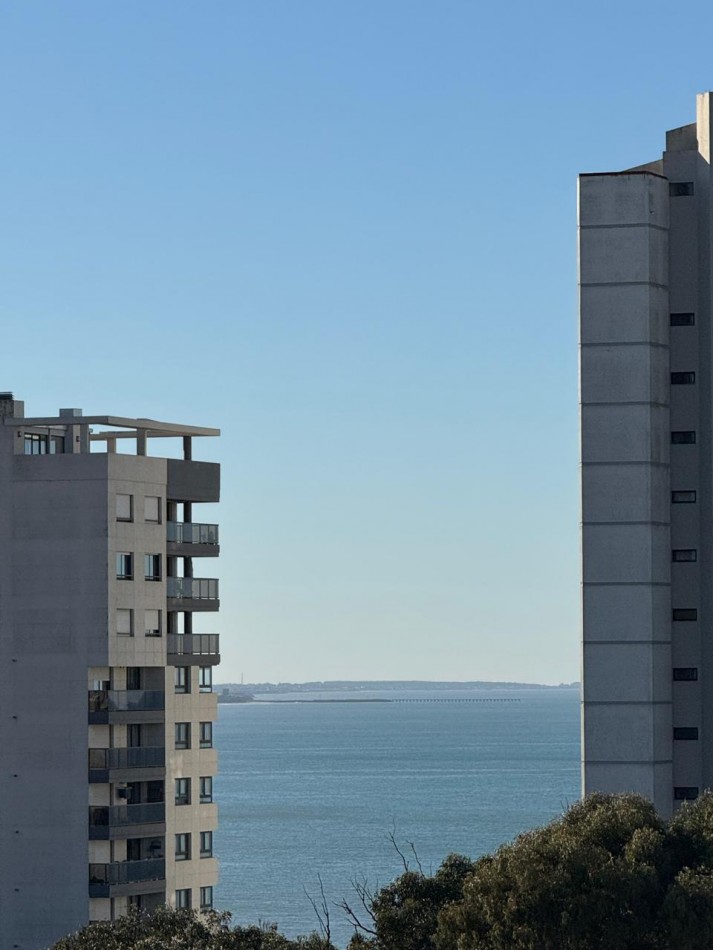 DEPARTAMENTO 4 AMB CON BALCON CORRIDO Y VISTA AL MAR EN LOMA DE SANTA CECILIA,LA PERLA. APTO CREDITO