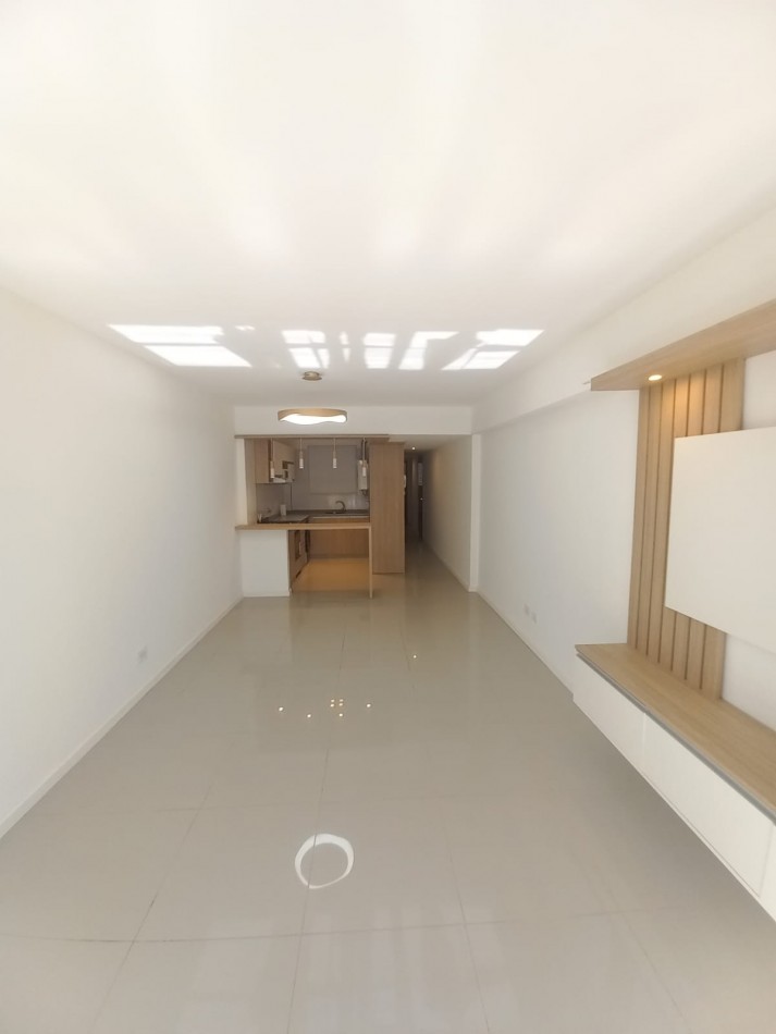 DEPARTAMENTO DE 3 AMBIENTES A LA CALLE CON BALCON SALIENTE EN PLAZA MITRE