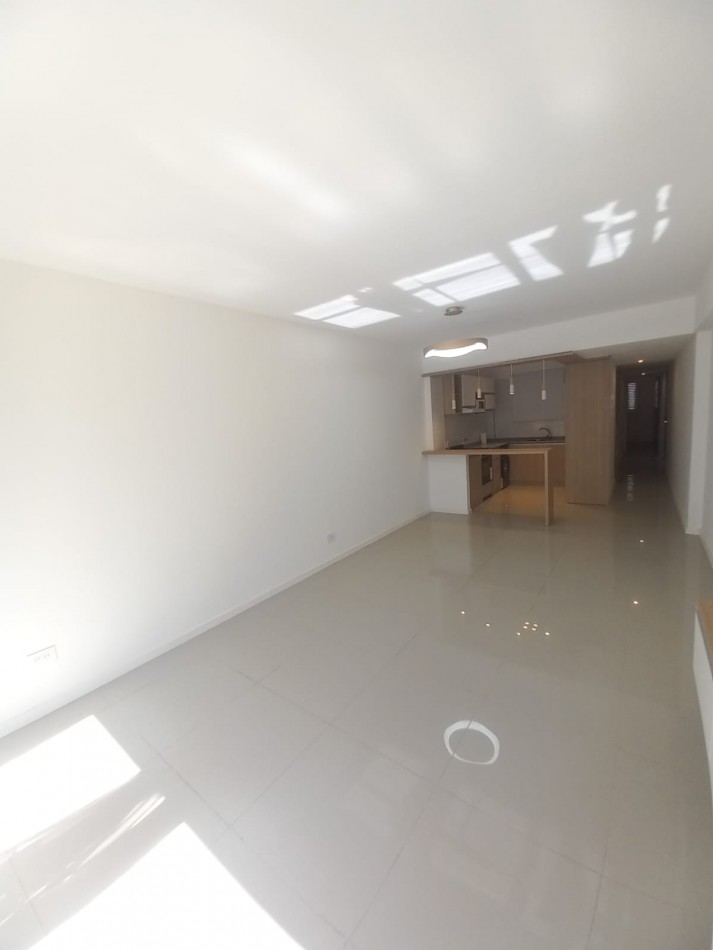 DEPARTAMENTO DE 3 AMBIENTES A LA CALLE CON BALCON SALIENTE EN PLAZA MITRE