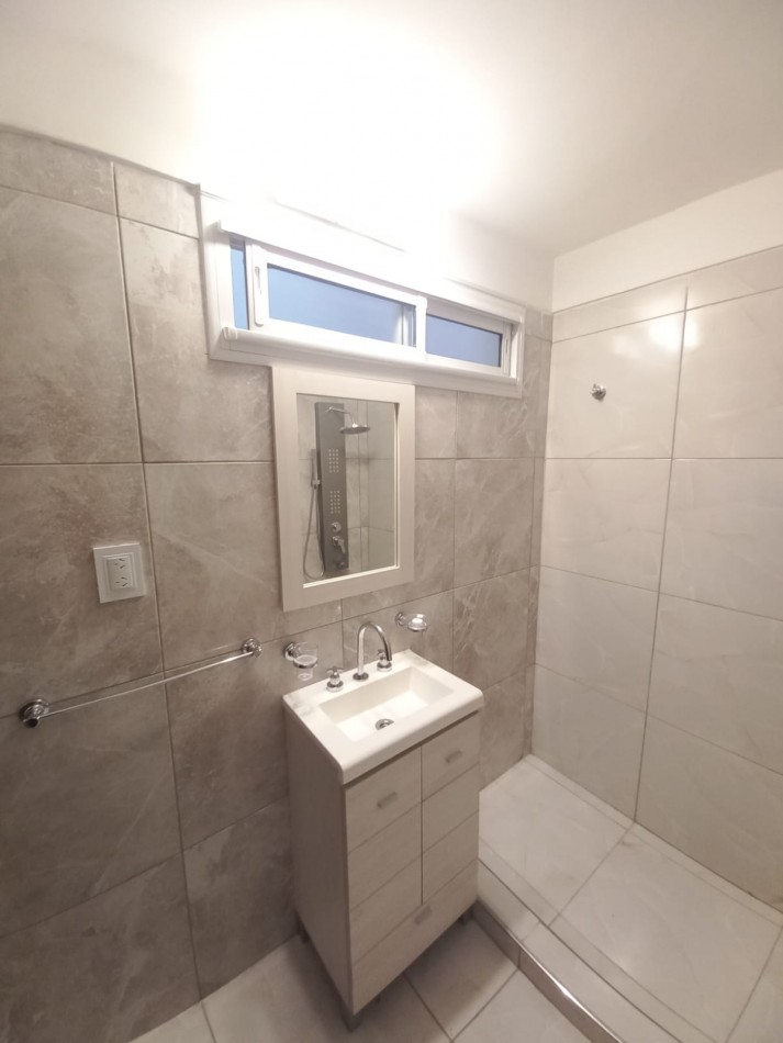 DEPARTAMENTO DE 3 AMBIENTES A LA CALLE CON BALCON SALIENTE EN PLAZA MITRE